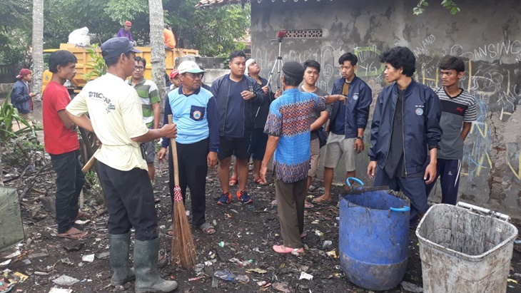 Jaga Kebersihan Kampung, Sekelompok Mahasiswa Ajak Warga Duduk Bersama