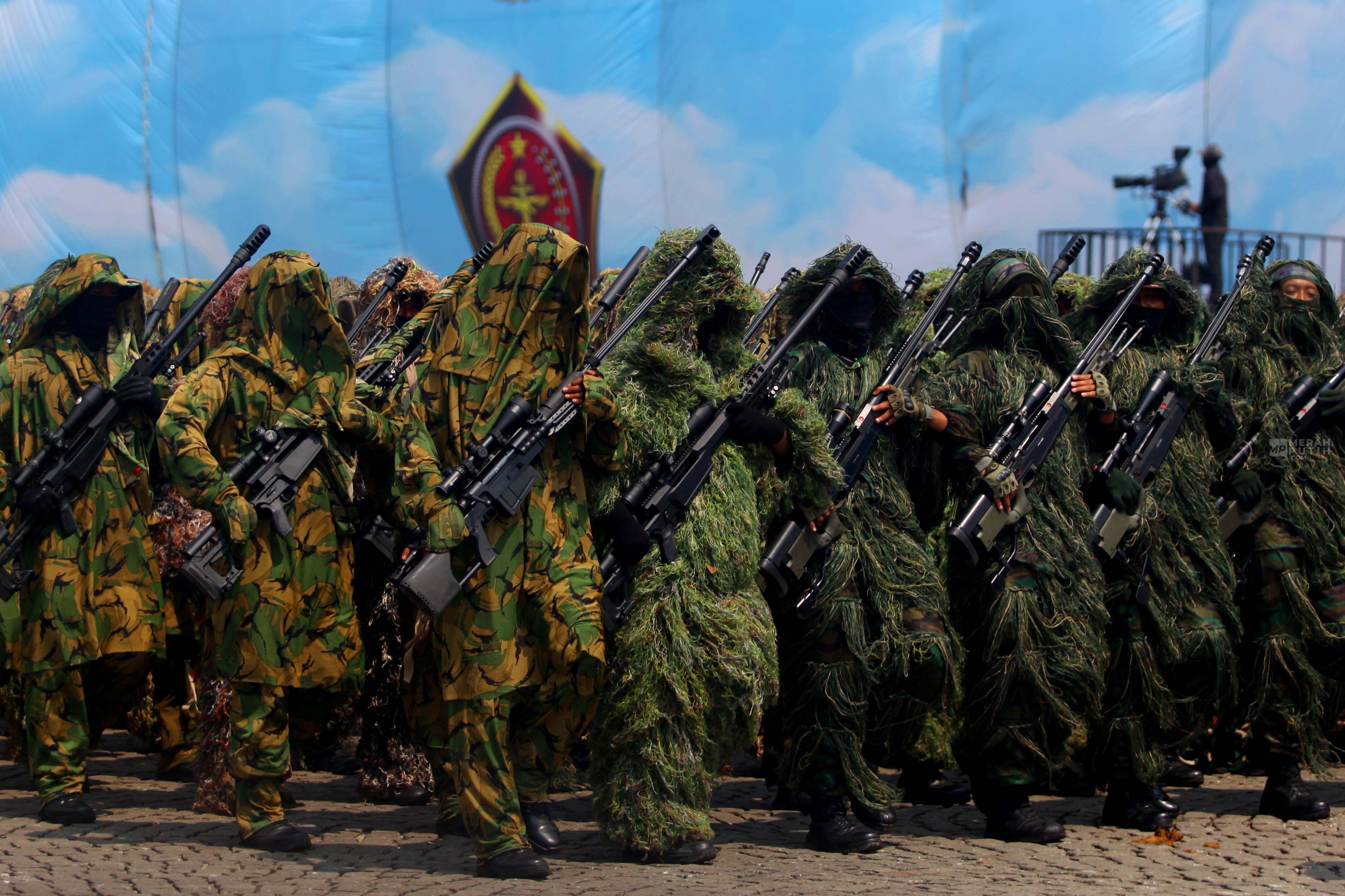 Defile Pasukan Hantu atau Sniper Meriahkan Peringatan HUT ke-80 TNI di Lapangan Monas