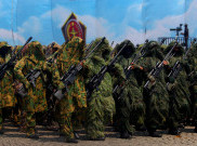 Defile Pasukan Hantu atau Sniper Meriahkan Peringatan HUT ke-80 TNI di Lapangan Monas