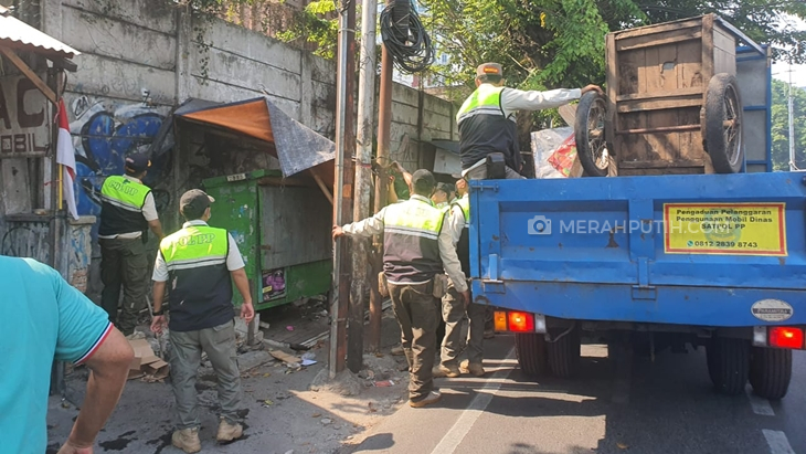Satpol PP Jakpus Tertibkan Pedagang Liar di Jalur Lintasan Delegasi KTT ASEAN