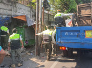 Satpol PP Jakpus Tertibkan Pedagang Liar di Jalur Lintasan Delegasi KTT ASEAN