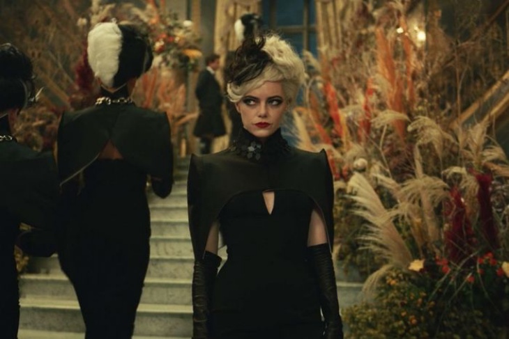 Penampilan Emma Stone di 'Cruella' Bisa Jadi Inspirasi Gaya Berpakaian