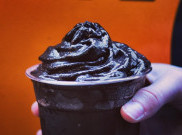 Mengintip Matte Black Coffee dengan Toping Black Whipped Cream yang Lagi Viral