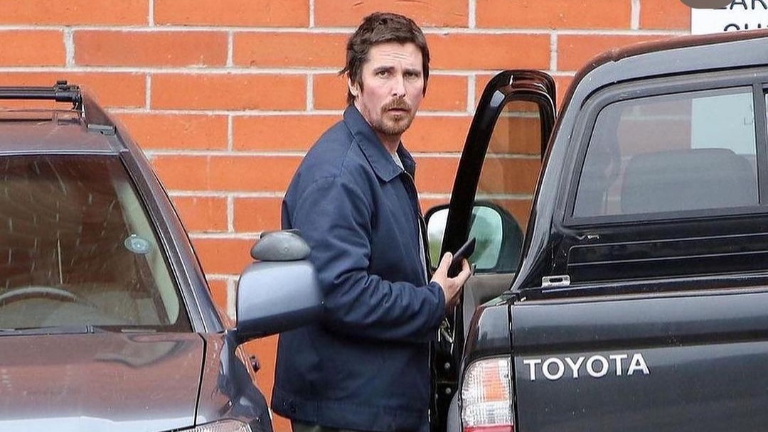 Punya Kekayaan Rp 1,8 Triliun, Christian Bale Tetap Setia dengan Toyota Tacoma