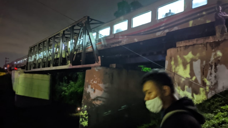   KA Brantas menabrak mobil patroli Mitsubishi Strada milik Polsek Kalijambe, Kabupaten Sragen, Jawa Tengah, Minggu (13/12). (Istimewa/Polsek Kalijambe Sragen)