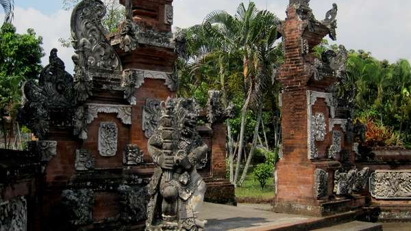 Pura Lingsar, Tempat Ibadat Dua Agama di Lombok