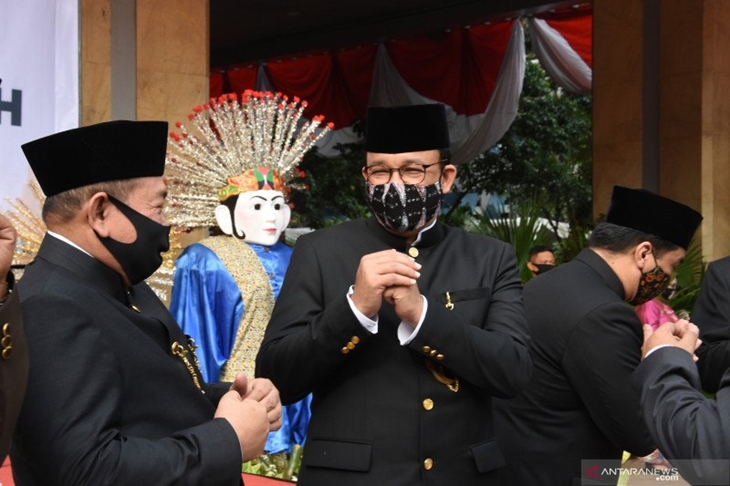 Gubernur DKI Jakarta Anies Baswedan (tengah) memberi salam usai memimpin upacara peringatan HUT ke-493 Kota Jakarta di halaman Balai Kota DKI Jakarta, Senin (22/6/2020). . ANTARA FOTO/Indrianto Eko Suwarso/hp.