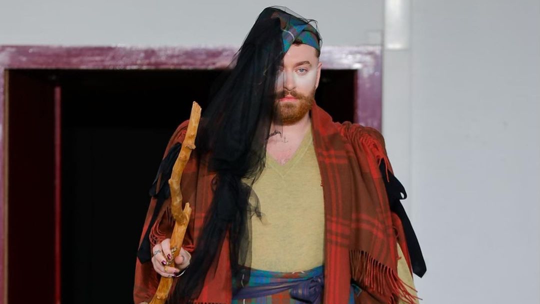 Debut di Runway Vivienne Westwood PFW 2024, Sam Smith Dapat Tanggapan Negatif