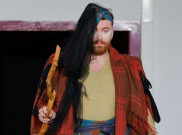 Debut di Runway Vivienne Westwood PFW 2024, Sam Smith Dapat Tanggapan Negatif