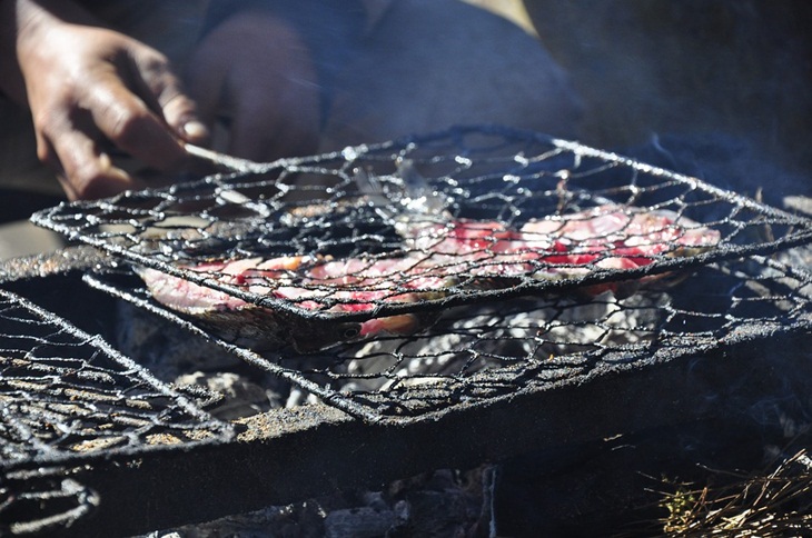 Jangan suka membalik ikan sedang dibakar. (Foto: Pixabay/junierwong)
