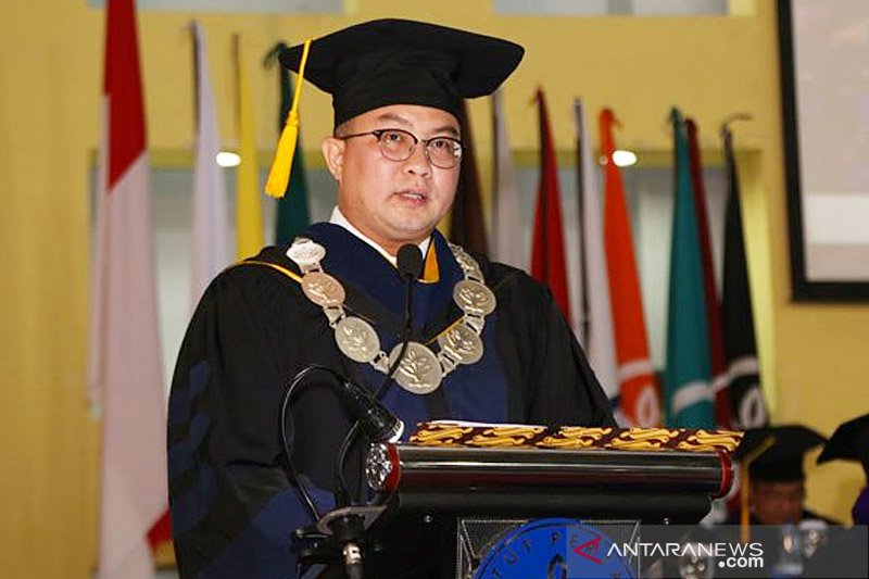 Rektor Institut Pertanian Bogor, Dr. Arif Satria saat Upacara Wisuda dan Penyerahan Ijazah Tahap III Tahun Akademik 2018/2019 di Kampus IPB Dramaga, Bogor, Rabu (12/12/2018). ANTARA/Humas IPB/aa