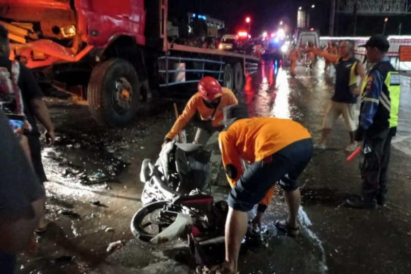 Kecelakaan Maut di Exit Tol Bawean, 4 Orang Tewas