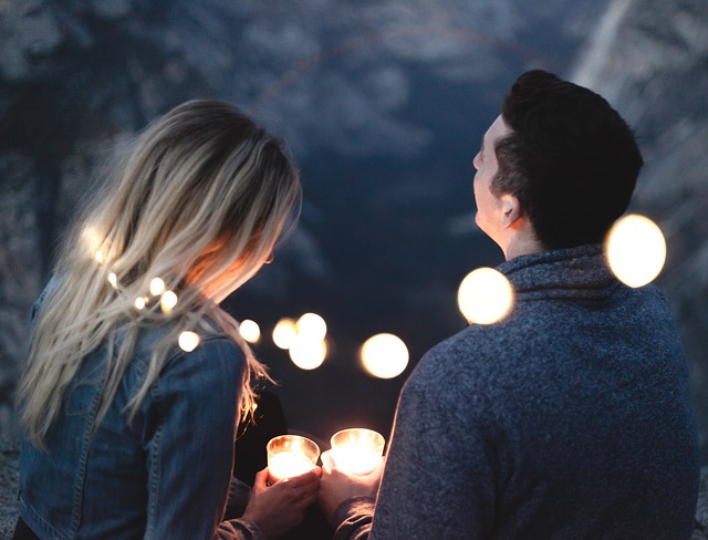 Kini kamu bisa menyewa pasangan kencan untuk menghadiri sebuah pesta (Foto: Pixabay/StockSnap)