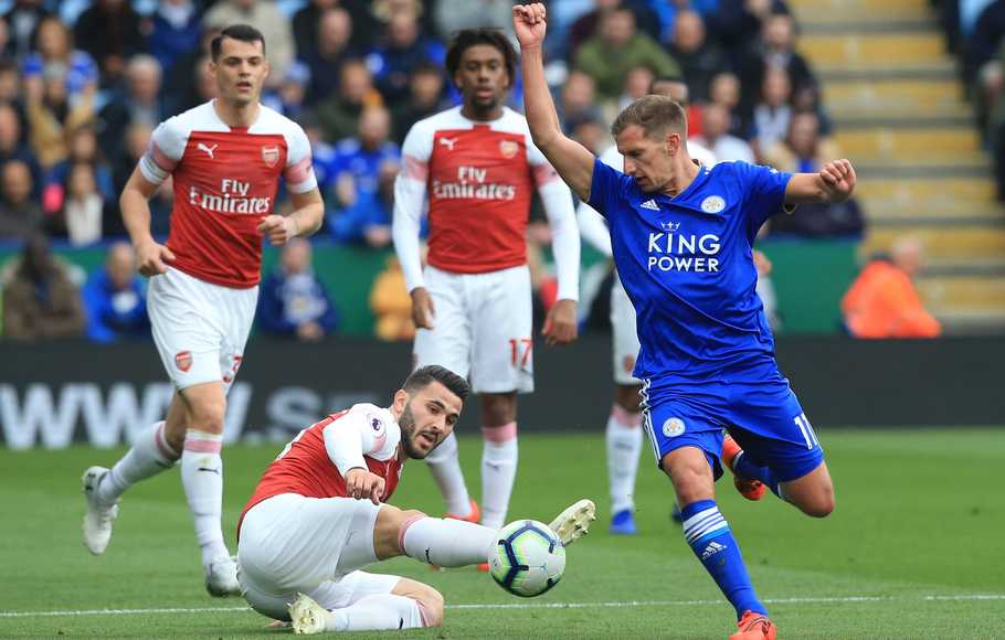 Pemain Arsenal mengawal pemain Leicester City