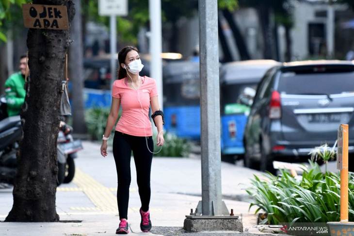 Pejalan kaki menggunakan masker melintas di kawasan MH Thamrin, Jakarta, Sabtu (4/4/2020). Berdasarkan data Pemerintah hingga Sabtu (4/4/2020), ANTARA FOTO/M Risyal Hidayat/hp (ANTARA FOTO/M RISYAL HIDAYAT)