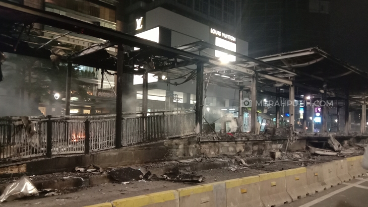  Gubernur Anies Baswedan meninjau langsung Halte TransJakarta yang ada di kawasan HI, Jakarta Pusat, Kamis (8/10) malam. (Foto: MP/Asropih)