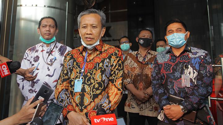 Jaksa Agung Muda Tindak Pidana Khusus Kejaksaan Agung (Jampidsus Kejagung) Ali Mukartono (tengahi) bersama Wakil Ketua KPK Nurul Ghufron (kiri) dan Deputi Penindakan KPK Karyoto (kanan), menyampaikan keterangan kepada wartawan, usai melaksanakan gelar perkara atau ekspos kasus suap Djoko Tjandra, di Gedung KPK, Jakarta, Jumat 11 September 2020. KPK dan Kejagung berkoordinasi terkait perkembangan penanganan perkara suap yang menjerat Jaksa Pinangki, untuk membantu pengurusan fatwa bebas bagi terpidana korupsi hak tagih Bank Bali Djoko Tjandra di Mahkamah Agung (MA). ANTARA FOTO/Reno Esnir