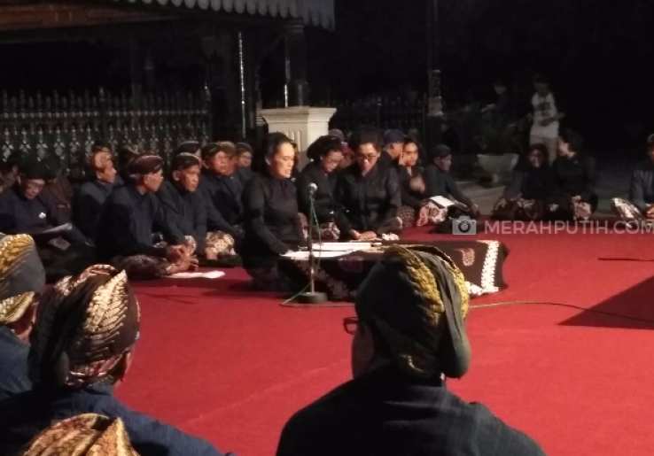 Macapat Satu Suro Bikin Bule Jatuh Hati