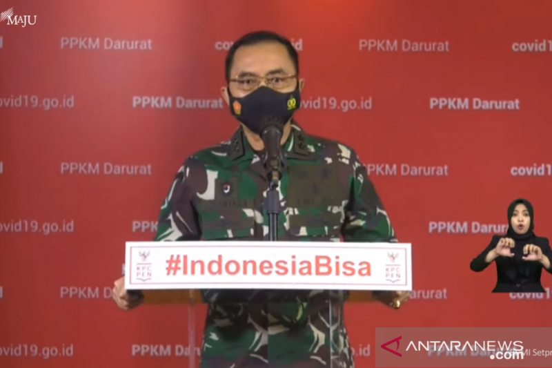 Kapuspen TNI Prantara Santosa dalam konferensi pers harian PPKM Darurat, dipantau dari Jakatar, Senin (12/7/2021). ANTARA/Prisca Triferna