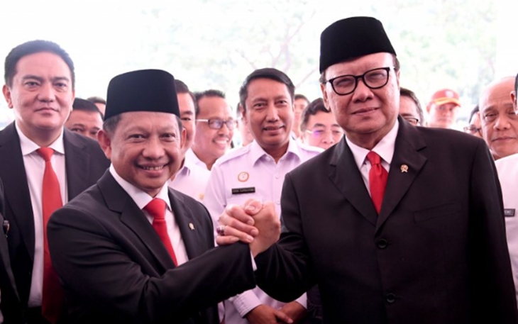 Menteri Dalam Negeri Tito Karnavian (kiri) bersama mantan Mendagri Tjahjo Kumolo (Foto: antaranews)