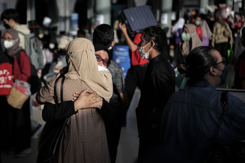 Keluarga berpelukan sebelum menaiki kereta di Stasiun Pasar Senen, Jakarta, Sabtu (23/4/2022). (ANTARA FOTO/FAUZAN/FAUZAN)