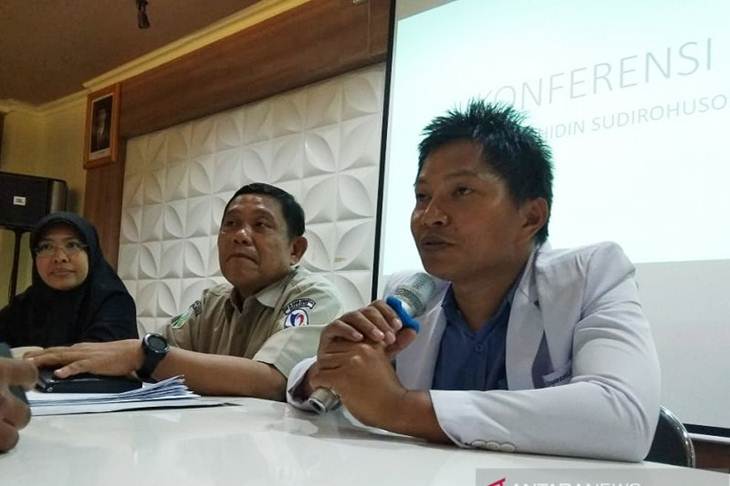 Direktur RSUP Wahidin Sudirohusodo, DR Khalid Saleh (dua kiri) didampingi tim dokter operasi, dr Jayarasti, spesialis bedah Toraks Cardiovaskular (kanan) saat konferensi pers soal kasus orang tertusuk ikan di RSUP setempat, Makassar, Sulawesi Selatan, Senin. ANTARA/Darwin Fatir.