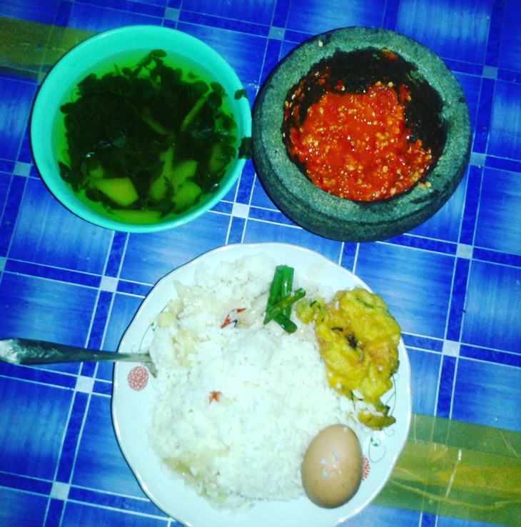 Kelaq kelor dengan nasi dan sambal. (Foto: instagram.com/endy_smokers)