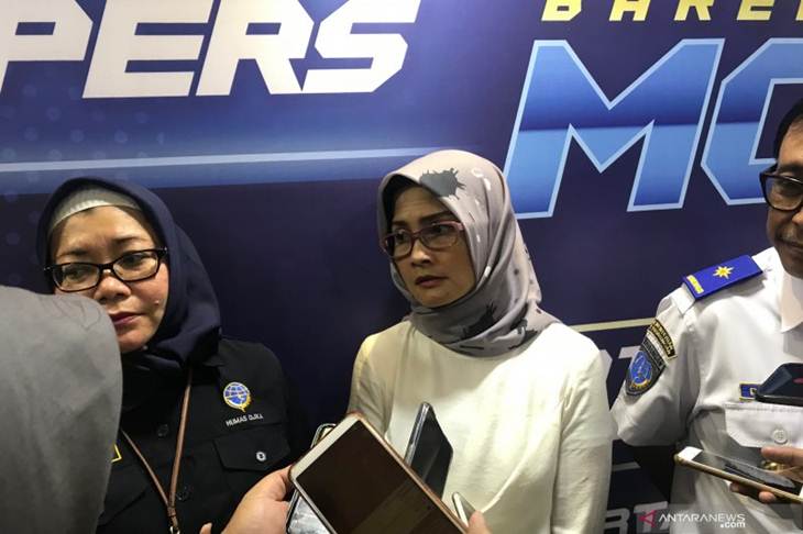 Staf Khusus Menteri Perhubungan Bidang Komunikasi Adita Irawati (tengah) memberikan keterangan kepada media soal kereta cepat Jakarta-Bandung di Jakarta, Senin. (ANTARA/ Juwita Trisna Rahayu)