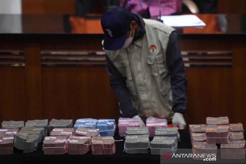Petugas KPK menunjukkan barang bukti berupa uang saat konferensi pers terkait operasi tangkap tangan Wali Kota Bekasi Rahmat Effendi di gedung KPK, Jakarta, Kamis (6/1/2022). KPK menahan Rahmat Effendi dan delapan orang lainnya usai ditetapkan sebagai tersangka setelah terjaring operasi tangkap tangan (OTT) dalam kasus pengadaan barang dan jasa serta lelang jabatan di Pemerintahan Kota Bekasi dengan barang bukti uang sebesar Rp3 miliar dan buku tabungan dengan saldo Rp2 miliar. ANTARA FOTO/Hafidz Mubarak A/aww.