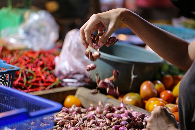 Pedagang bumbu masak. (Foto: MP/ Dicke Prasetia)