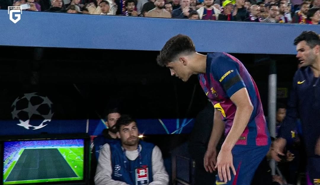 Bek Barcelona, Pau Cubarsi, saat mengintip layar VAR di pinggir lapangan