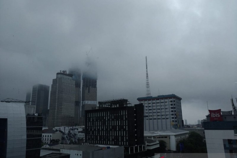 Mendung disertai kabut terlihat di langit kawasan Jalan Wahid Hasyim, Jakarta Pusat, pada pagi hari. (ANTARA/Mentari Dwi Gayati)Caption