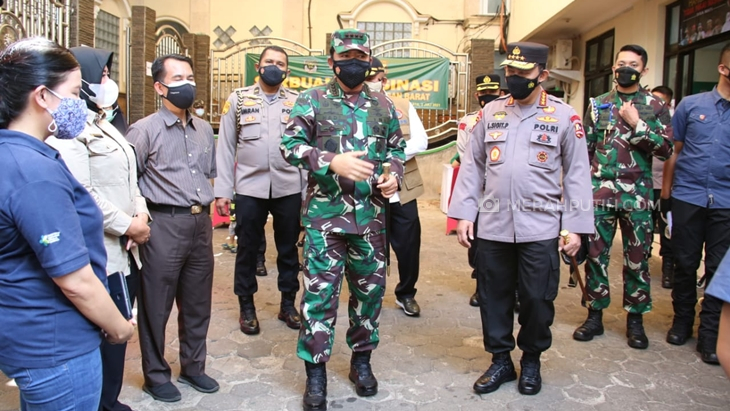 Panglima TNI Marsekal Hadi Tjahjanto, Kapolri Jenderal Listyo Sigit Prabowo, dan Kepala BNPB Ganip Warsito melakukan peninjauan empat titik di wilayah DKI Jakarta. (Foto: MP/Ponco Sulaksono)