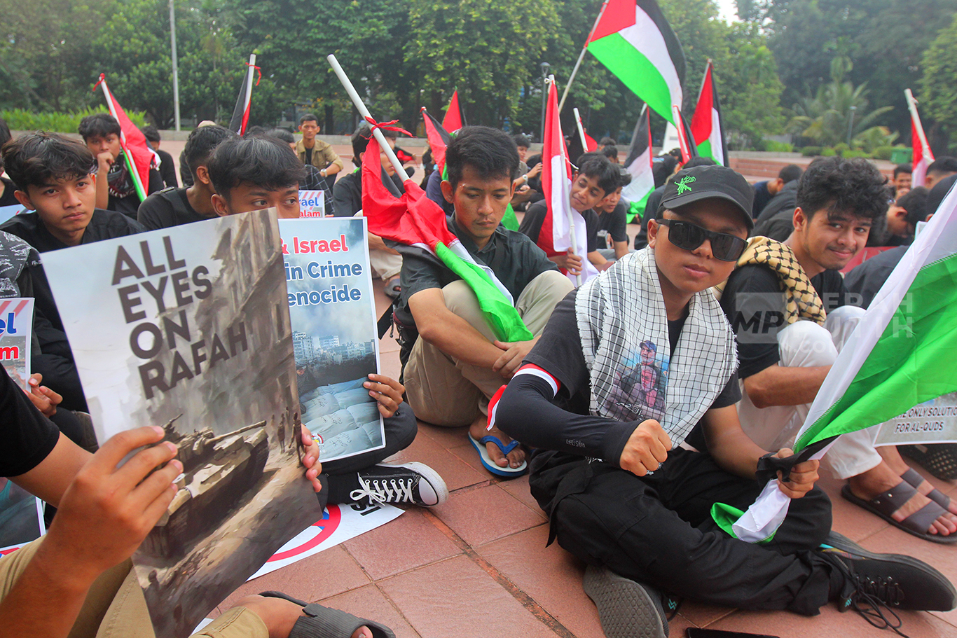 Ratusan pemuda pemudi yang tergabung dalam Komite Solidaritas Palestina melakukan aksi damai Bela Palestina dan Boikot Produk Israel di Tugu Proklamasi, Jakarta, Sabtu (15/6/2024).