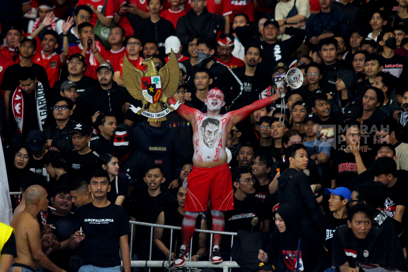 Aksi Supporter Timnas Indonesia Merahkan Stadion Gelora Bung Karno