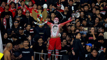 Aksi Supporter Timnas Indonesia Merahkan Stadion Gelora Bung Karno