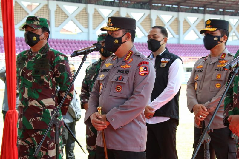 Kapolri Jenderal Pol Listyo Sigit Prabowo dan Panglima TNI Marsekal TNI Hadi Tjahjanto meninjau vaksinasi di Surabaya, Jawa Timur, Jumat (15/10/2021). ANTARA/HO-Divisi Humas Polri