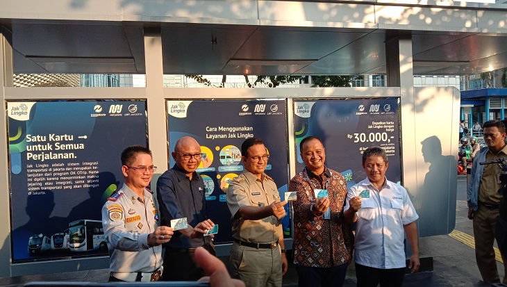Pemprov DKI Jakarta bersama Forum Diskusi Transportasi Jakarta (FDTJ) berkolaborasi memasang papan informasi seputar transportasi publik pada 28 halte non BRT di Koridor Sudirman. Foto: MP/Asropih