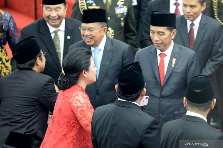 Presiden Joko Widodo (kanan) bersama Wakil Presiden Jusuf Kalla (kedua kanan) memberi ucapan selamat pada anggota Dewan Perwakilan Rakyat (DPR) periode 2019-2024 Puan Maharani (kedua kiri) usai pelantikan di Ruang Rapat Paripurna, Kompleks Parlemen, Senayan, Jakarta, Selasa (1/10/2019). (Foto: ANTARA FOTO/M Risyal Hidayat/pd)