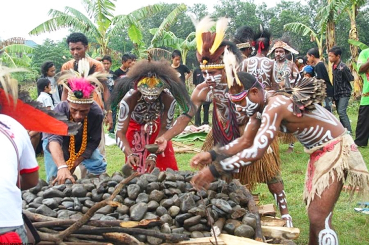 Masyarakat saling bekerja sama dalam tradisi barapen. (Foto: Pinstagram.com/arkhipelagos)