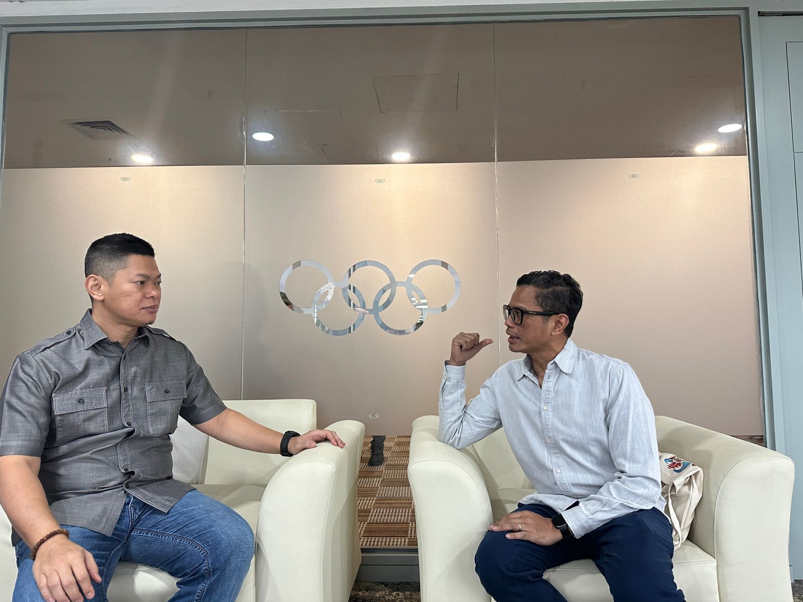 Ketua NOC Indonesia Raja Sapta Oktohari bertemu dengan Wakil Menteri Badan Usaha Milik Negara (BUMN) Pahala Nugraha Mansury di Kantor NOC Indonesia di Senayan, Jakarta, Selasa (25/4).