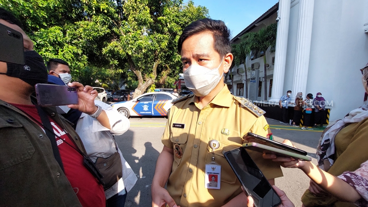    Wali Kota Solo Gibran Rakabuming Raka meninjau PTM di SMAN 4 Solo, Jawa Tengah, Senin (13/9). (MP/Ismail)