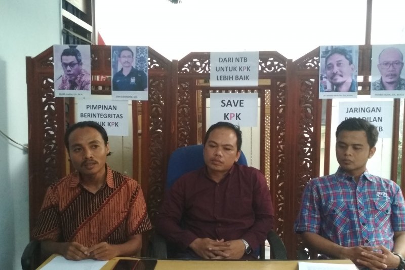 Koordinator Jaringan Peradilan Bersih (Jepred) Nusa Tenggara Barat (NTB) Amri Nuryadin (tengah) didampingi Koordinator Fitra NTB Ramli (kiri) dan Peneliti Hukum Solidaritas Masyarakat untuk Transparansi (Somasi) NTB Johan Rahmatullah (kanan) saat menyampaikan terkait seleksi pimpinan Komisi Pemberantasan Korupsi (KPK) di Mataram, Senin (1/7). (ANTARA/nur Imansyah)