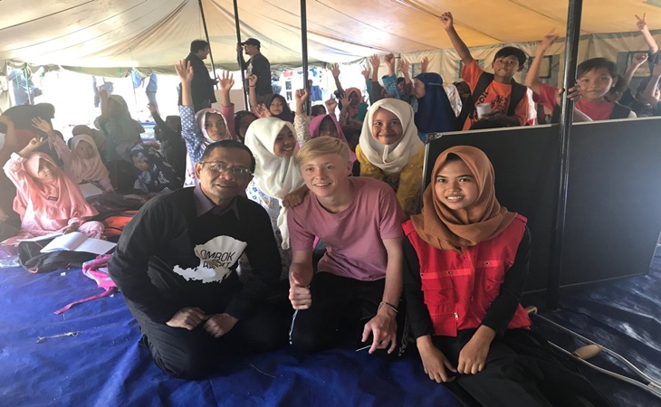 Kunjungi Korban Gempa Lombok, Mahfud MD Puji Relawan Asal Inggris