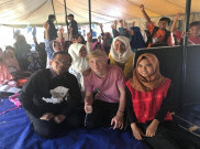 Kunjungi Korban Gempa Lombok, Mahfud MD Puji Relawan Asal Inggris