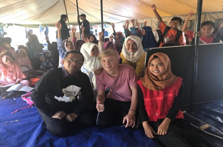 Kunjungi Korban Gempa Lombok, Mahfud MD Puji Relawan Asal Inggris