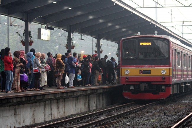 Para penumpang di Stasiun Kereta Api