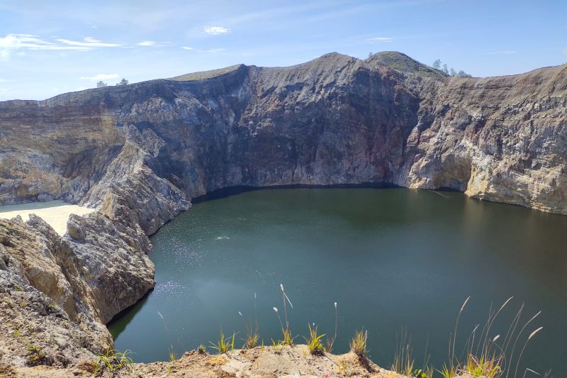Terjadi Pelarutan Batuan di Kawah Gunung Kelimutu, Kunjungan Wisatawan Dibatasi