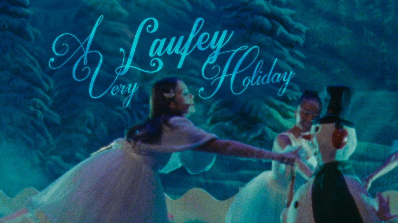 Sentuhan Elegan Laufey Menghidupkan Kembali Lagu Natal Klasik 'Santa Claus Is Comin’ to Town'