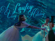 Sentuhan Elegan Laufey Menghidupkan Kembali Lagu Natal Klasik 'Santa Claus Is Comin’ to Town'